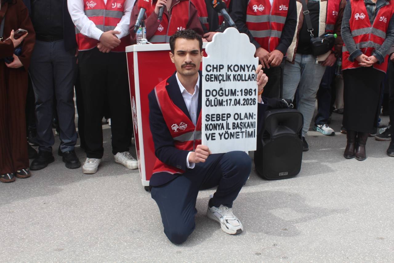 Konya’da CHP İl Başkanlığı önünde toplanan gençlerin il binasına girmek