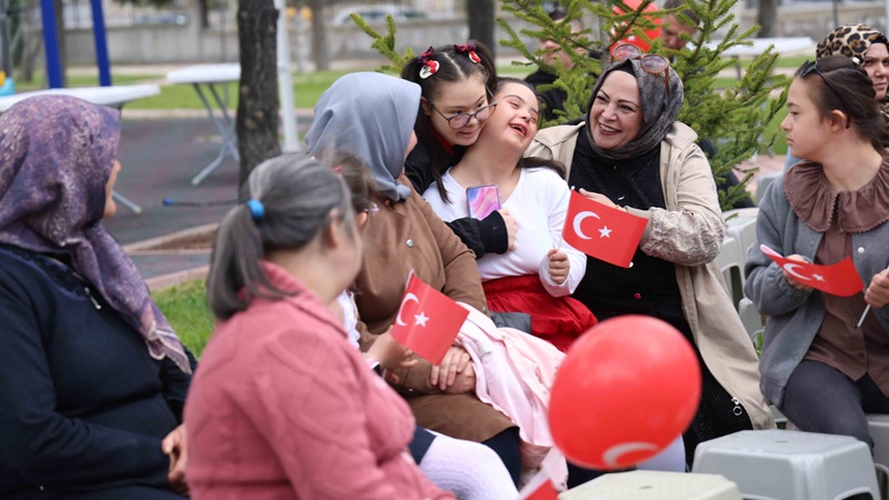 DOSD Meram’da düzenlenen 23 Nisan etkinliklerinde özel çocuklar doyasıya eğlenirken,