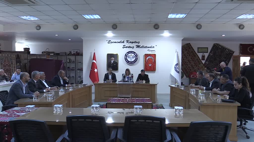 Eşme Belediye Meclisinde, tutuklanan Belediye Başkanı Yılmaz Tozan'ın görevden uzaklaştırılması