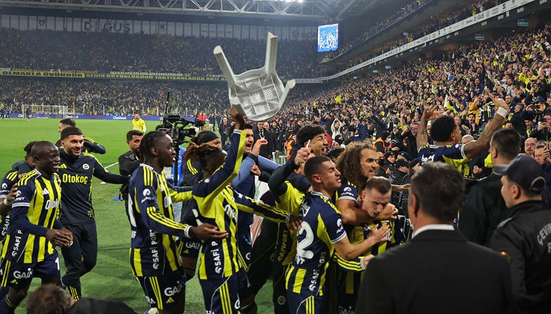 Fenerbahçe, Beşiktaş derbisinde uzatma dakikalarında gelen penaltı golüyle sahadan galibiyetle