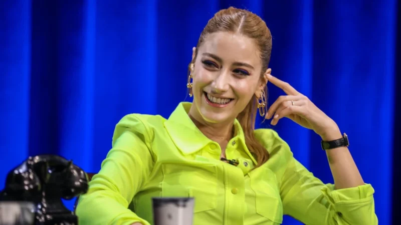 Ünlü oyuncu Hazal Kaya, genç yaşta başladığı oyunculuk kariyerinde ağır