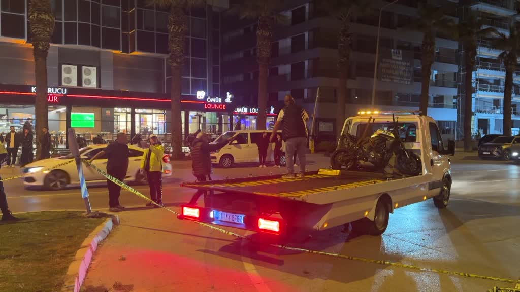 İzmir'de otomobille çarpışan motosikletin sürücüsü öldü.