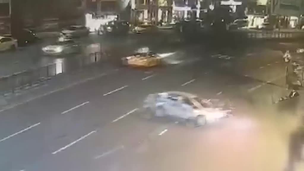 Beyoğlu’nda otomobilin arkadan çarptığı motosiklet otobüs durağına savruldu. Kazada motosiklet