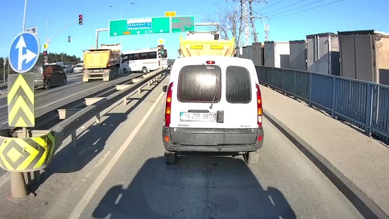 Arnavutköy’de kırmızı ışık ihlali yaptığı belirtilen hafriyat kamyonu, servis minibüsüne