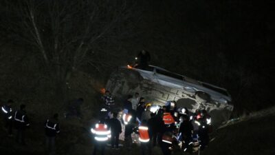 Malatya’nın Hekimhan ilçesinde maden işçilerini taşıyan servis minibüsünün şarampole devrilmesi