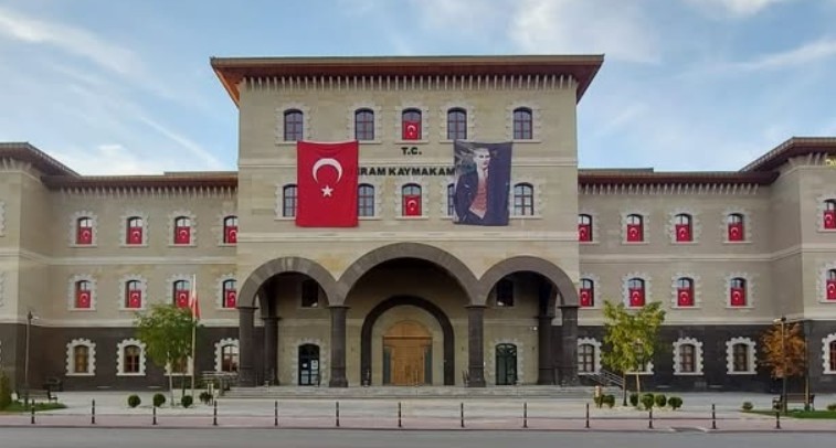 Meram Kaymakamlığı, otoparklar, pazar yerleri, kaldırımlar ve yol kenarlarında araç