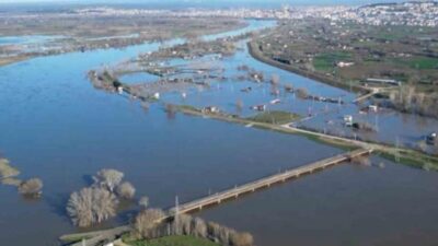 Edirne’de etkili olan yağışların ardından Meriç Nehri taştı, taşkın suları