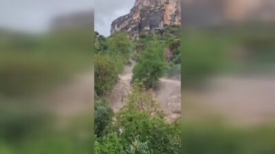 Mersin’in Silifke ilçesinde etkili olan sağanak nedeniyle bir mahalle yolunda