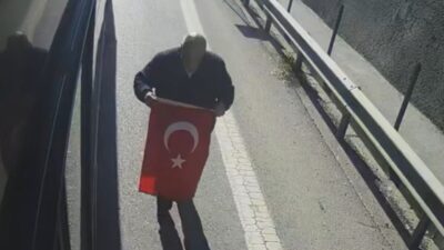 İstanbul’da bir otobüs şoförünün yolda gördüğü Türk bayrağını durarak yerden