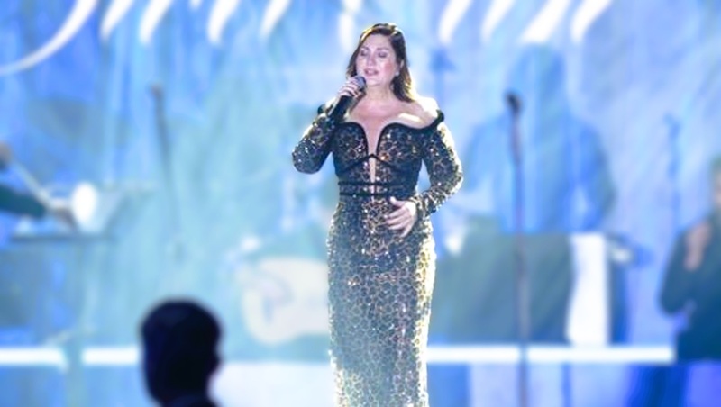 Sibel Can, Les Ambassadeurs Hotel balo salonunda verdiği konserde hem