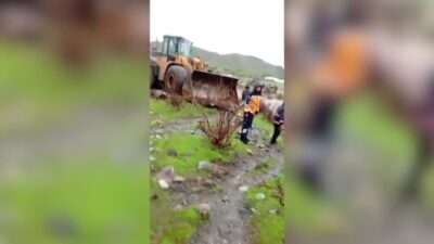 Siirt’in Baykan ilçesinde hastaneye götürülürken taşan derede mahsur kalan minibüsteki