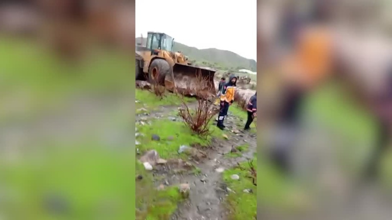 Siirt’in Baykan ilçesinde hastaneye götürülürken taşan derede mahsur kalan minibüsteki