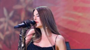 Simge Sağın, akustik konserler serisinde seslendirdiği “Kalpsiz Serseri”yi dijital platformlarda