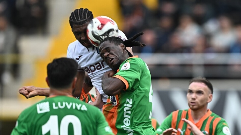 Trendyol Süper Lig'in 29. haftasında yapılan Corendon Alanyaspor-Trabzonspor karşılaşması 1-1