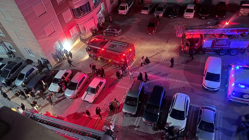 Konya’nın Karatay ilçesinde bir apartman dairesinde çıkan yangın mahallede paniğe