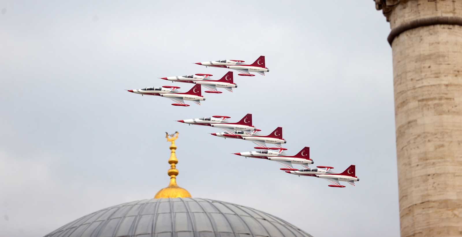 Türk Hava Kuvvetlerinin akrobasi timi Türk Yıldızları, Konya’da gerçekleştirdiği gösteri