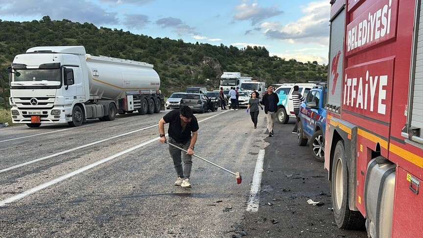 Adıyaman’ın Gölbaşı ilçesinde iki otomobilin çarpışması sonucu biri bebek 3