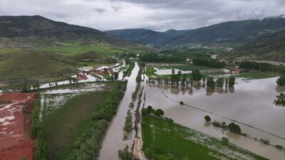 Amasya’da Yeşilırmak Nehri’nin taşması sonucu kent merkezinde bazı ev ve