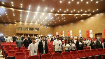 Aksaray Üniversitesi 1. Mühendislik Zirvesi, akademi ile sektör temsilcilerini öğrencilerle