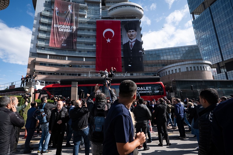 CHP’de “mutlak butlan” kararının ardından Genel Merkez’de yaşanan tahliye krizi,