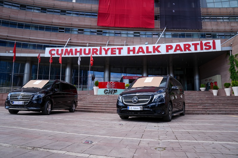 CHP Genel Merkezi’nin bahçesine getirilen iki lüks minibüsün camlarına “satılık