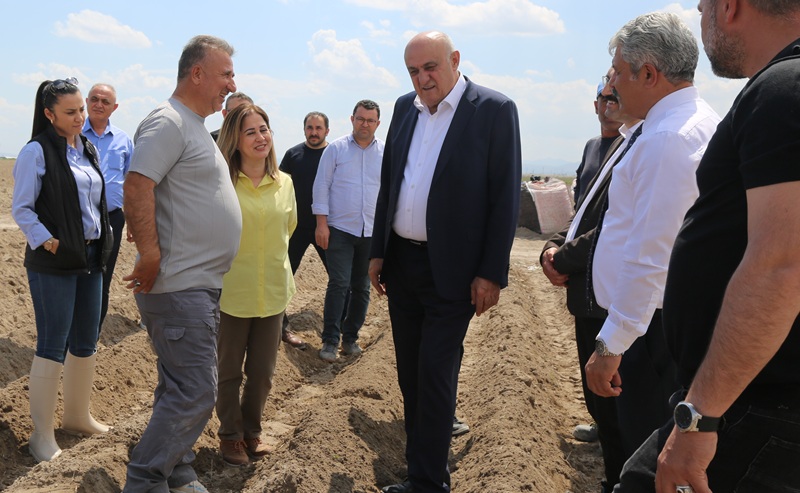 PANKOBİRLİK Genel Başkanı Ramazan Erkoyuncu, Saraçoğlu’nda patates ekimini yerinde inceleyerek