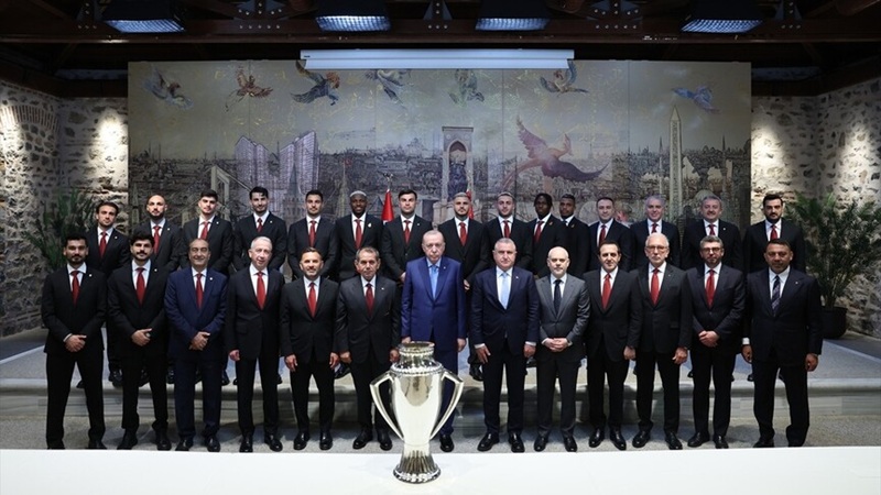 Cumhurbaşkanı Recep Tayyip Erdoğan, Galatasaray Futbol Takımı oyuncularını ve teknik