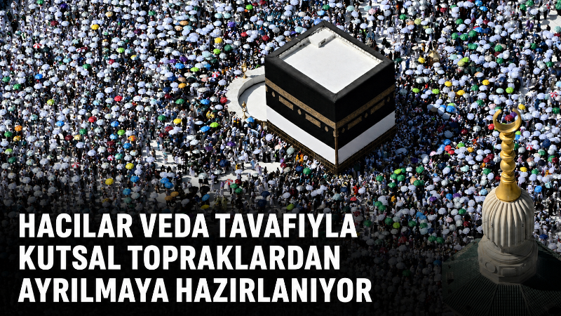 Hac ibadetini tamamlayan Müslümanlar, Kabe’de veda tavafı yaparak mukaddes topraklara