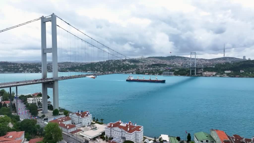 İstanbul’un Fethi’nin 573. yıl dönümü etkinlikleri öncesinde turkuaz renge bürünen