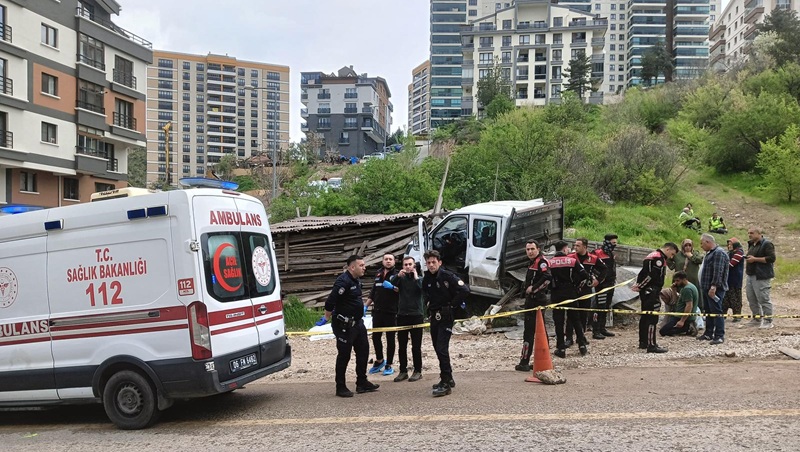 Ankara’nın Çankaya ilçesinde kontrolden çıkan kamyonetin kanalizasyon hattında çalışan işçilere