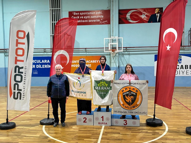 Meram Belediyespor okçusu Asya Kaya, Bursa’da düzenlenen Geleneksel Türk Okçuluğu
