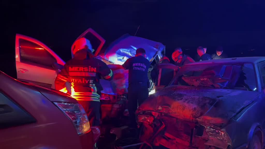 Mersin’in Mut ilçesinde hafif ticari araç, otomobil ve tırın çarpışması