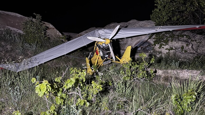 Nevşehir’de turistlere yönelik turda kullanılan microlight, motor arızası nedeniyle açık