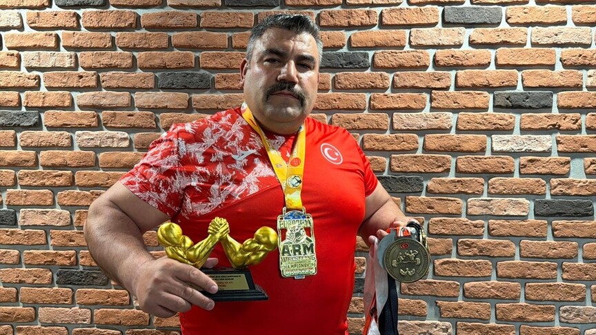 Konya’da güvenlik personeli olarak çalışan milli sporcu Mustafa Altuntaş, kısa