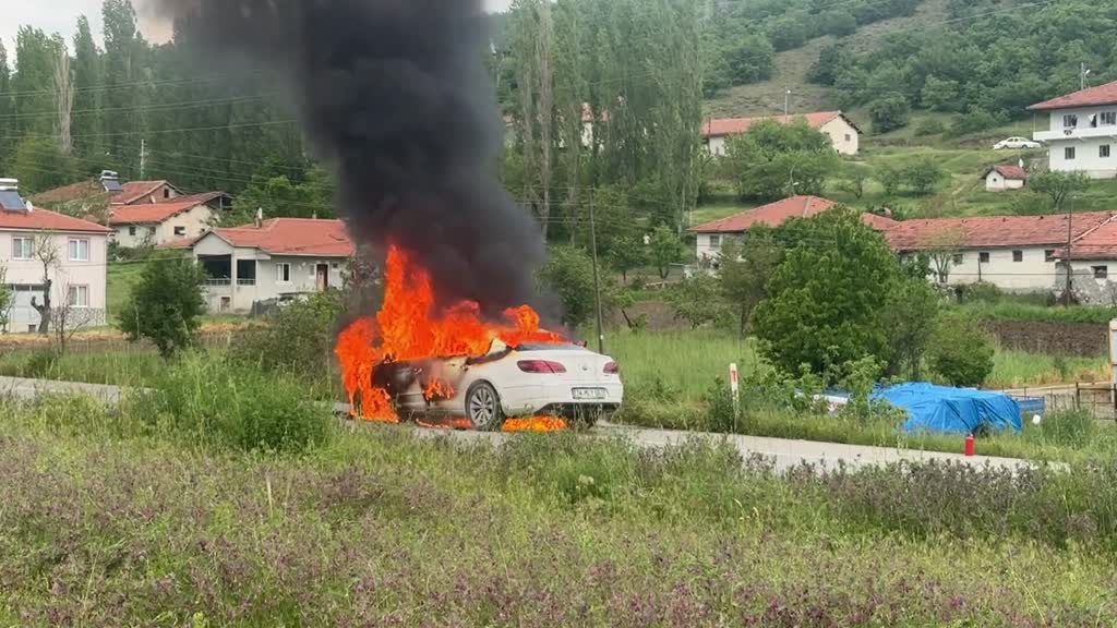 Amasya’da iki otomobilin çarpıştığı kazada 2 kişi hayatını kaybetti, 2