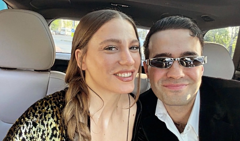 Uzun süredir birlikte olan Serenay Sarıkaya ile Mert Demir, otomobilde