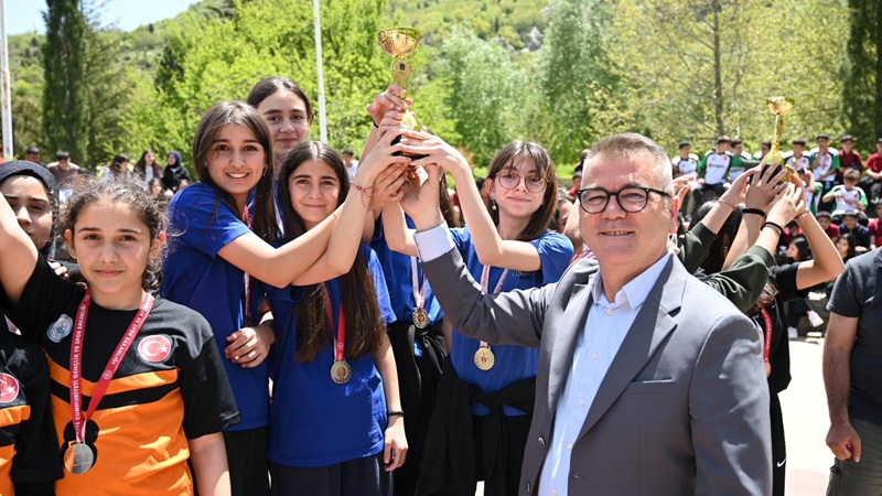 Seydişehir Belediyesi öncülüğünde Kuğulu Tabiat Parkı’nda düzenlenen okullar arası oryantiring