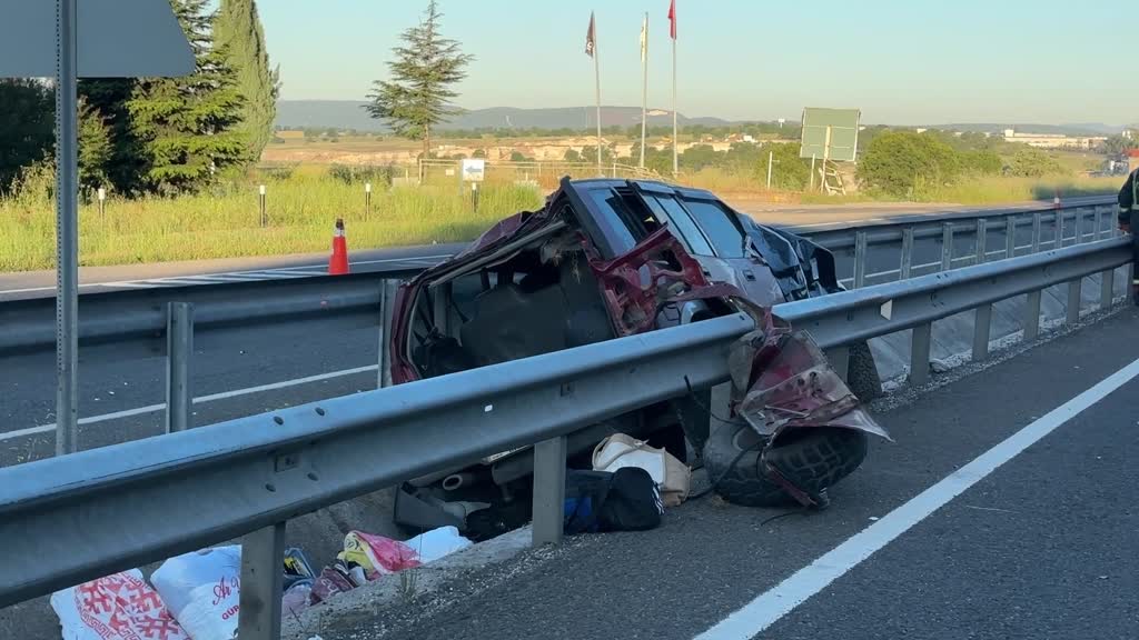 Uşak-İzmir kara yolunda sürücüsünün kontrolünden çıkan cip, refüje çarptıktan sonra