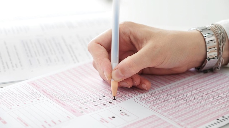 YKS’nin ardından edebiyat ve matematik testlerindeki iki soru tartışma yarattı.