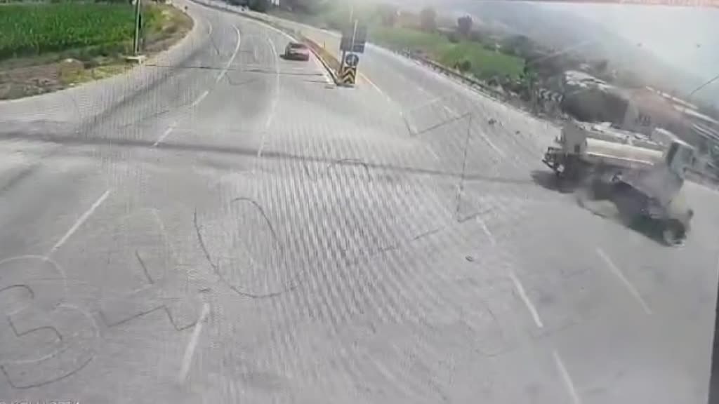 İzmir’in Kiraz ilçesinde mera yangınına giden belediyeye ait su tankeri