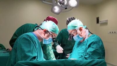 Prof. Dr. Sezai Yılmaz liderliğindeki ekip, toplam 16 ameliyatın aynı