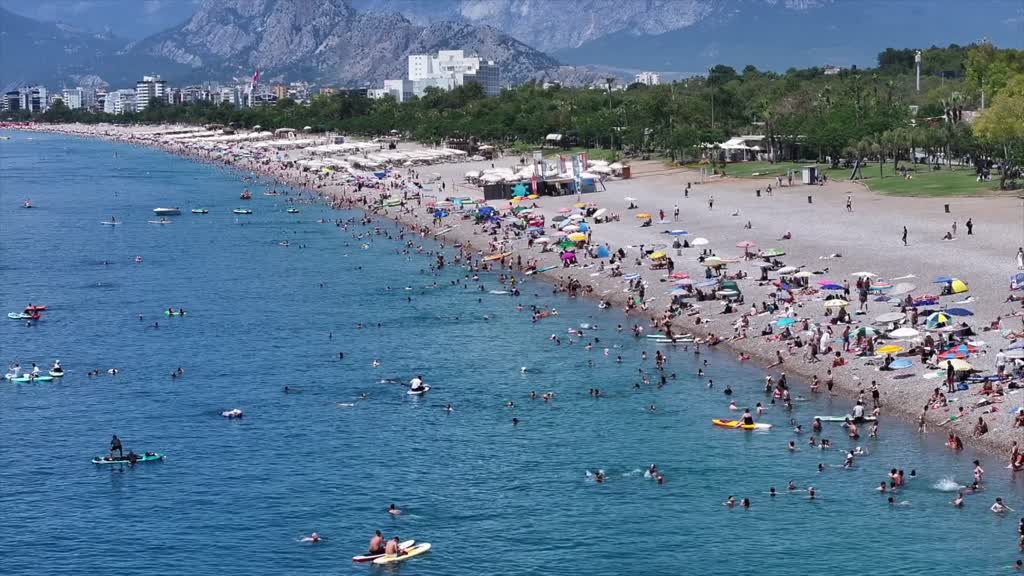Antalya’da hava sıcaklığının 31 dereceye, nem oranının yüzde 52’ye ulaşmasıyla