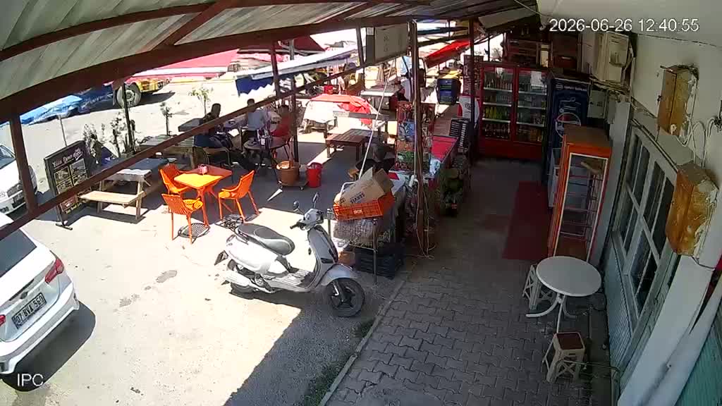 Antalya’nın Serik ilçesinde aniden etkili olan hortum, bir iş yerine