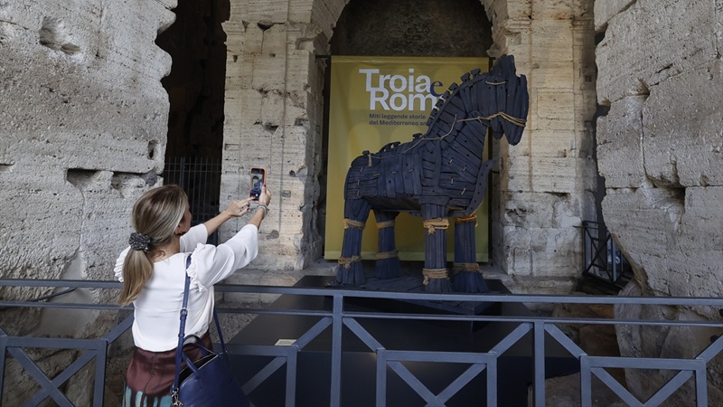 Kültür ve Turizm Bakanı Mehmet Nuri Ersoy, Roma’daki Kolezyum’da açılan