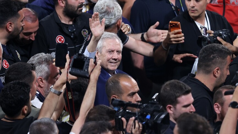 Fenerbahçe Kulübünde gerçekleştirilen olağanüstü seçimli genel kurulda yeniden başkan seçilen