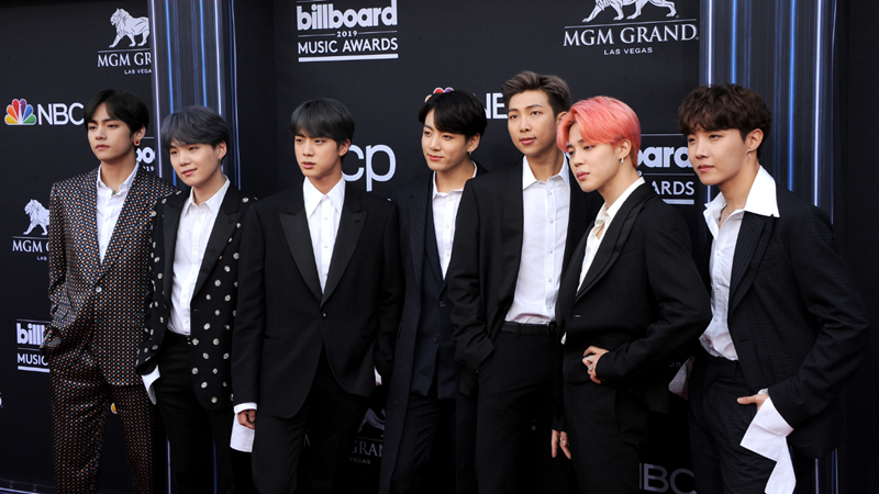 Dünyaca ünlü Güney Koreli müzik grubu BTS’in 2027’de dünya turnesi