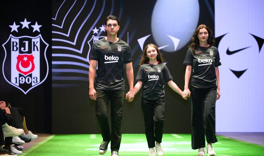 Beşiktaş Futbol Takımları’nın 2026-2027 sezonunda giyeceği yeni formalar, Tüpraş Stadı