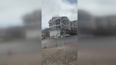 Bitlis’in Ahlat ilçesinde etkili olan şiddetli rüzgar nedeniyle bazı binaların