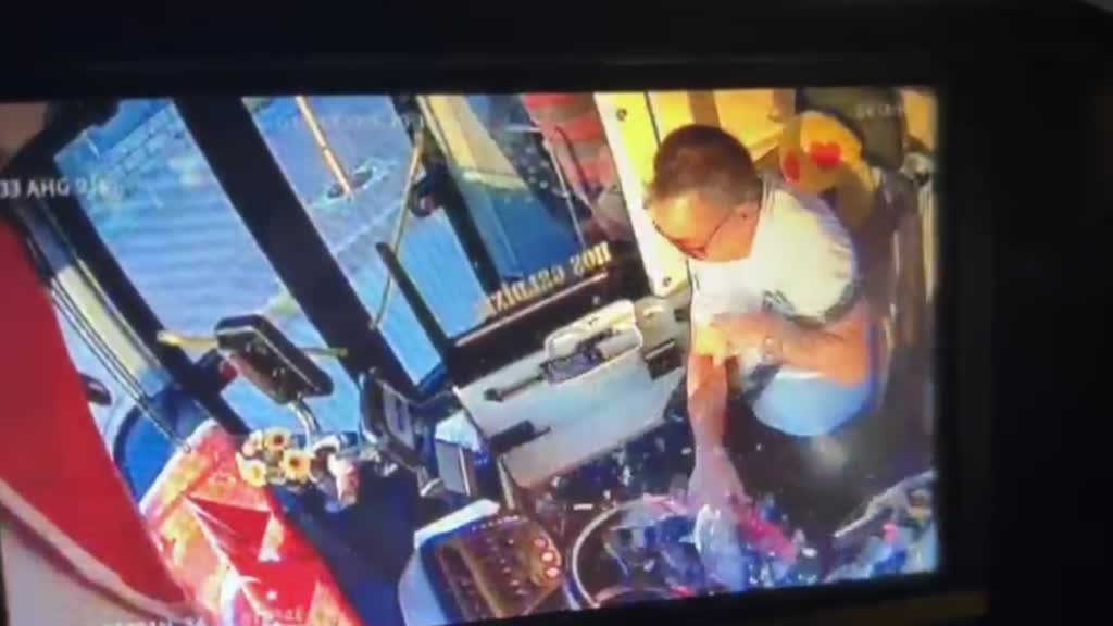 Mersin’in Toroslar ilçesinde yol verme tartışması sonrası belediye otobüsünün önünü