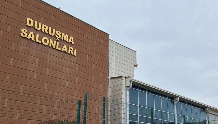İstanbul Büyükşehir Belediyesi’ne yönelik yolsuzluk iddiasıyla açılan davada mahkeme, emekli